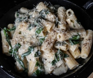 15 Min vegane Frischkäse-Spinat Pasta