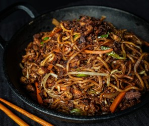 Schnelle Chinanudeln mit Knuspern Tofu-Hack