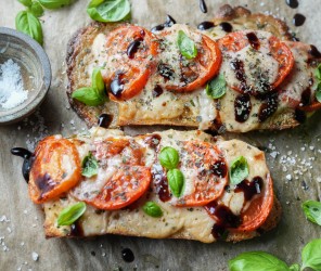 Veganes, überbackenes Mozzarella-Tomaten Baguette