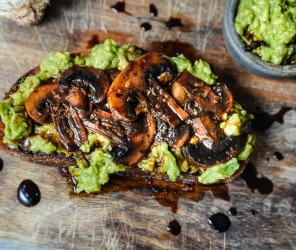 Gebratenes Avocado Brot mit Balsamico-Knofi-Pilzen