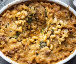 Veganer "Chicken-Brokkoli-Pasta" Auflauf mit pflanzlicher Käsekruste