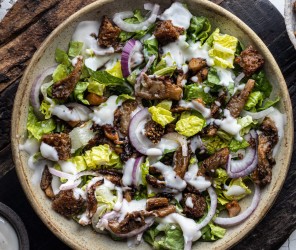 Veganer Caesar Salat mit Austern-Huhn und Croutons