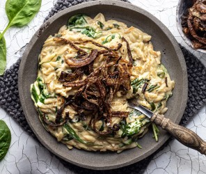"No-Sahne" Cashew-Orzo-Pot mit Spinat und frittierten Zwiebeln
