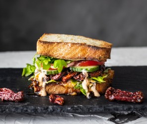 Veganes Tomaten-Bacon Sandwich mit karamellisierten Zwiebeln