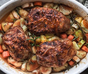 Vegane Hähnchenschenkel mit Ofen-Veggies