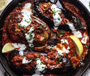 Gebackene Aubergine mit veganem Hack und Minz-Joghurt Dressing