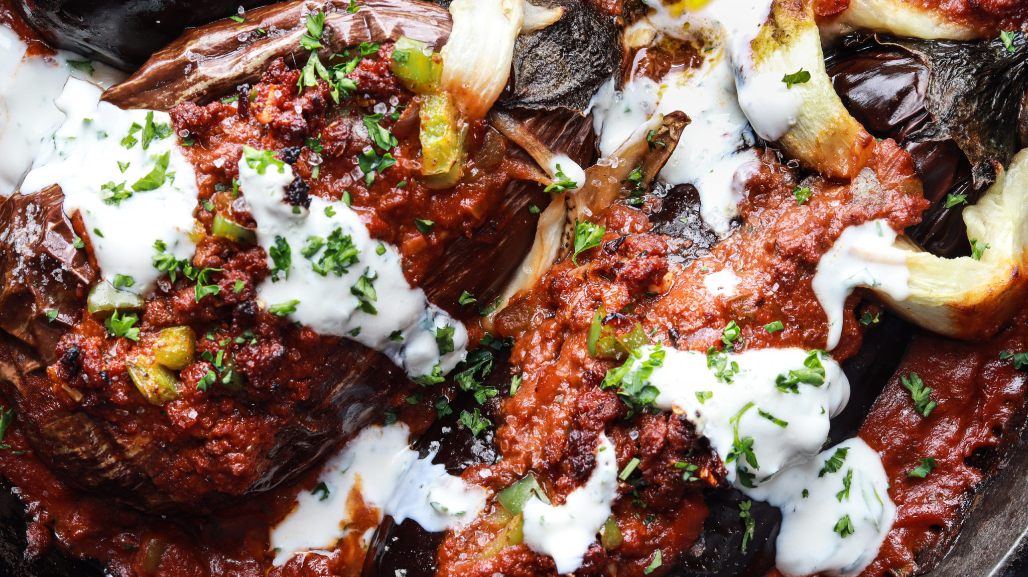 Gebackene Aubergine mit veganem Hack und Minz-Joghurt Dressing ...