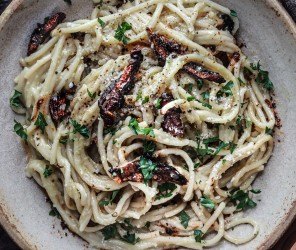 Vegane Spaghetti Carbonara mit Tomaten-Speck