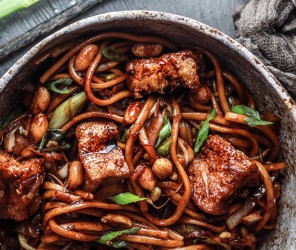10 Min Tofu Puffs Udon Pfanne ''No-Beef-Style''