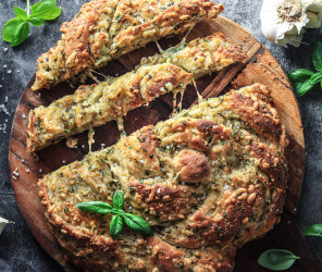 Rustikales "No-Käse-Knoblauch" Brot
