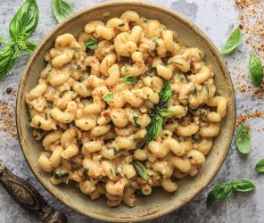 Cremige Sojahack One-Pot Pasta mit Zucchini und Karotten