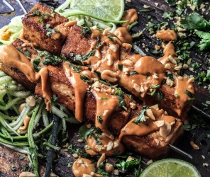 Einfache Tofu-Spiesse mit Erdnuss-Dip