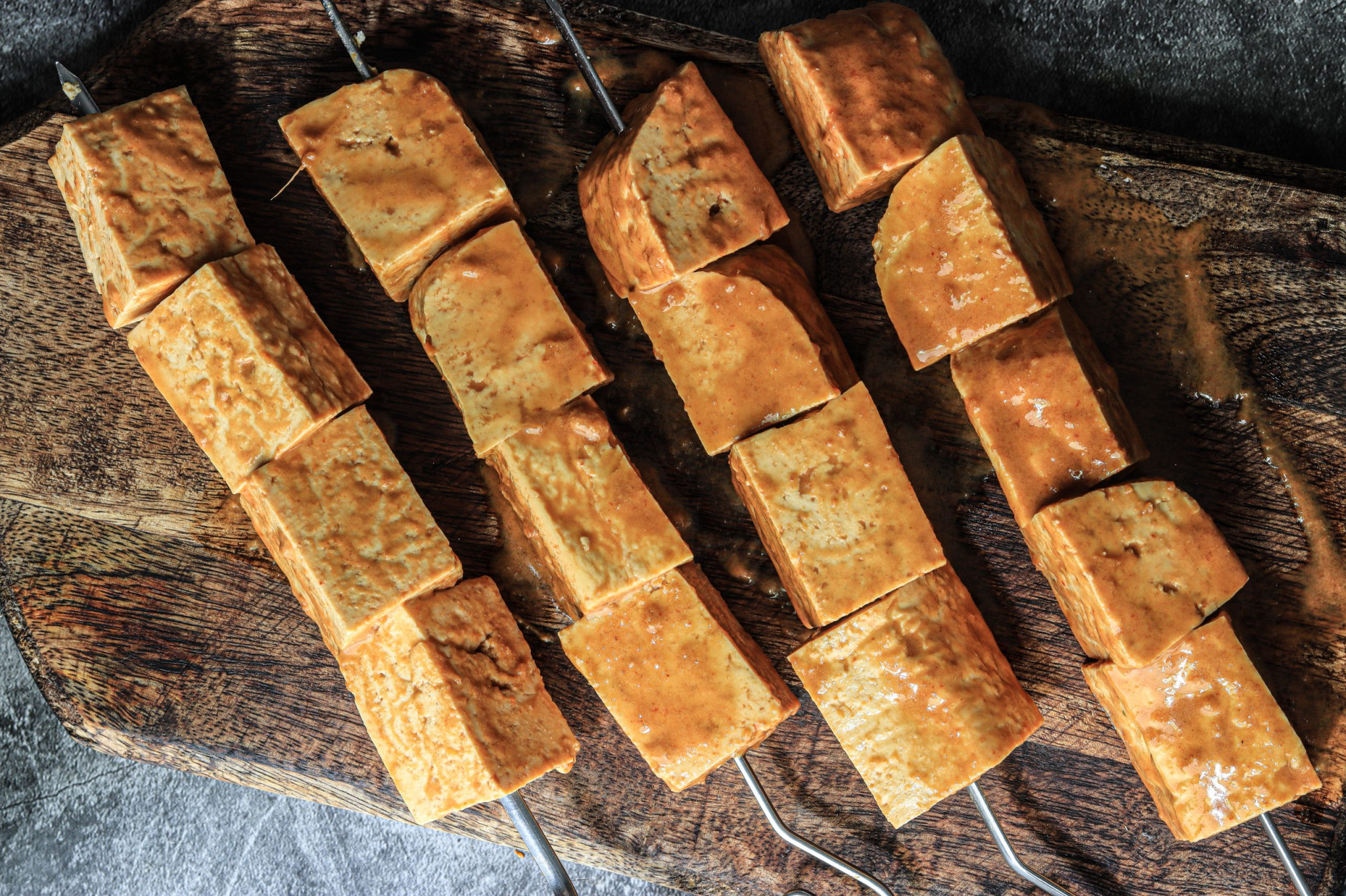 Einfache Tofu-Spiesse mit Erdnuss-Dip