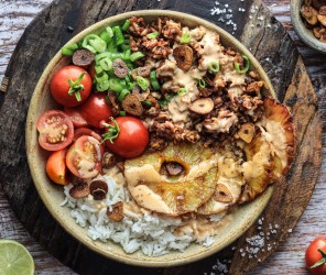 Pulled Tofu Bowl mit gegrillter Ananas und Sriracha Dip