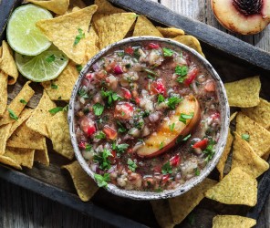 Geröstete Nektarinen-Limetten Salsa mit Nachos