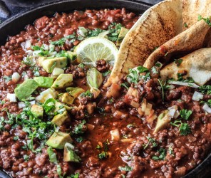 Protein Linsen-Salsa mit Avocado-Zwiebel Topping