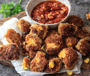 Vegane Knusper-Mais Nuggets mit warmem Salsa-Dip