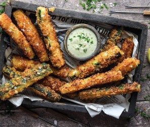 Knuspern-Zucchini Sticks mit Zitrone-Wasabi Dip