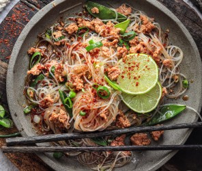 Vegan Grillen: schneller Glasnudelsalat mit Hack