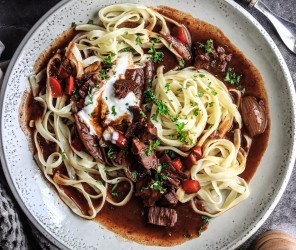 Veganes Jackfruit-Gulasch mit Tagliatelle und "Sour cream"