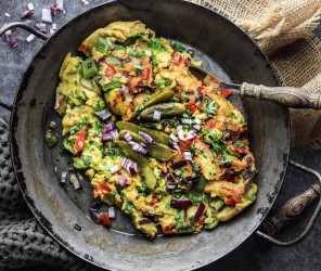 Deftiges Bauernfrühstück mit Zwiebeln und sauren Gurken