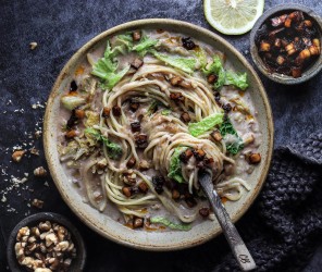 Vegane Wirsing Rahmpasta mit Walnüssen und Tofu Speck