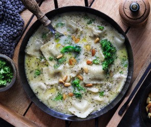 15 Min Ravioli Brokkoli Suppe mit gerösteten Pinienkernen