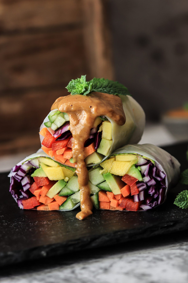 Fruchtige Sommerrollen mit Erdnussdip Fruchtige Sommerrollen mit Erdnussdip