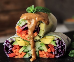 Fruchtige Sommerrollen mit Erdnussdip