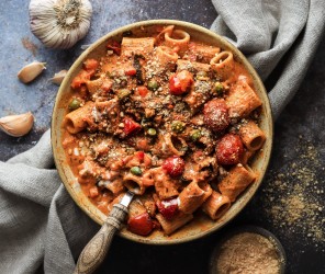 Knoblauch Tomaten Pasta mit Kapern