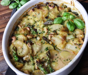 One-Pot Kartoffel Spargel Auflauf mit Rosinen, Cashews und Hefeschmelz