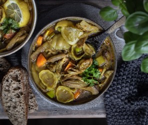 Vegane "No-Chickensuppe" mit Seitlingen und frischer Zitrone