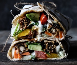 Knuspern Tofu Teriyaki Wrap mit Koriander Dip