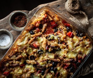 Überbackene One Pot Penne mit Oliven und Paprika