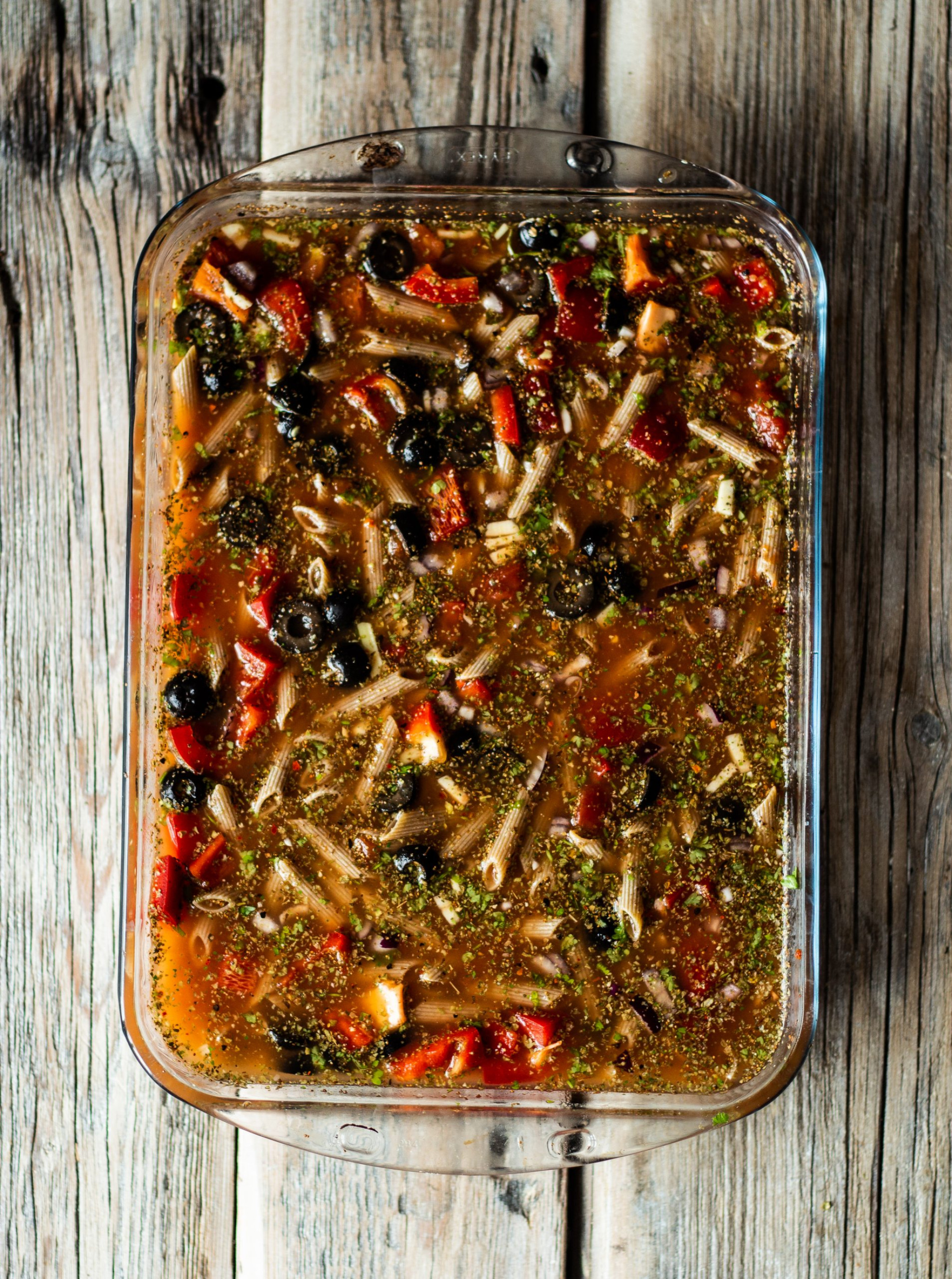 Überbackene One Pot Penne mit Oliven und Paprika