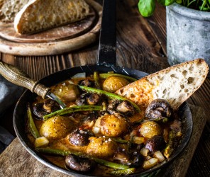 Kartoffelpfanne mit Pilzen und grünen Bohnen in Salbei Butter