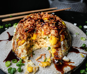 Veganer "No-Eier-Reis" mit Röstzwiebeln