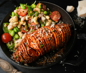 Hasselback Süßkartoffel mit Protein-Nuss Salat "Vegan-Style"