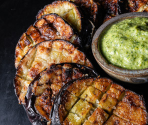 Auberginenchips mit indischem Koriander Chutney