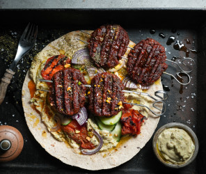 Vegane Köfte-Buletten im Wrap mit Pistaziencreme