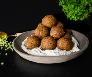 Erbsen Falafel mit Cashew-Dill-Creme