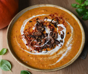 Vegane Hokkaido-Linsen Suppe mit Knusper-Schalotten