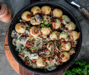 Vegane Mini-Knödel Pfanne mit Pilzen und Tofu-Speck