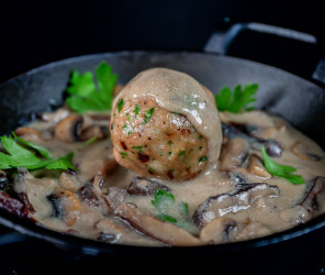 Vegane Semmelknödel mit Pilz-Rahm