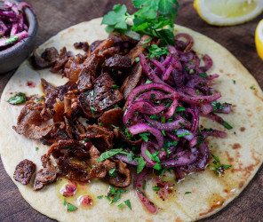 Walnuss-Tofu-Gyros Wrap mit Zwiebelsalat