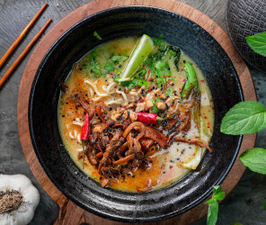 Vegane Pulled-Chicken Erdnuss-Ramen