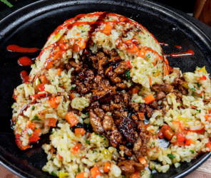 Veganer Gemüse-Bratreis mit Tofu-Ragout Füllung