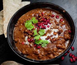 Kichererbsen Curry mit Walnuss-Hack und Granatapfel