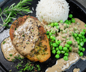Veganes Blumenkohl-Steaks in Kräuterkruste mit Pfefferrahm