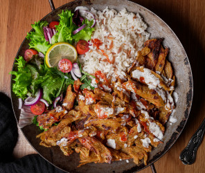 Veganer, hausgemachter Dönerteller